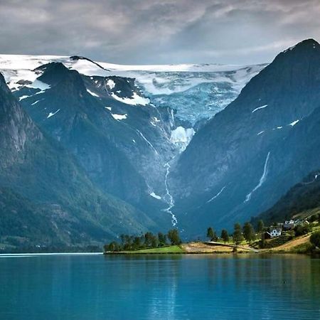 Briksdalsbre Glacier And Waterfall View المظهر الخارجي الصورة