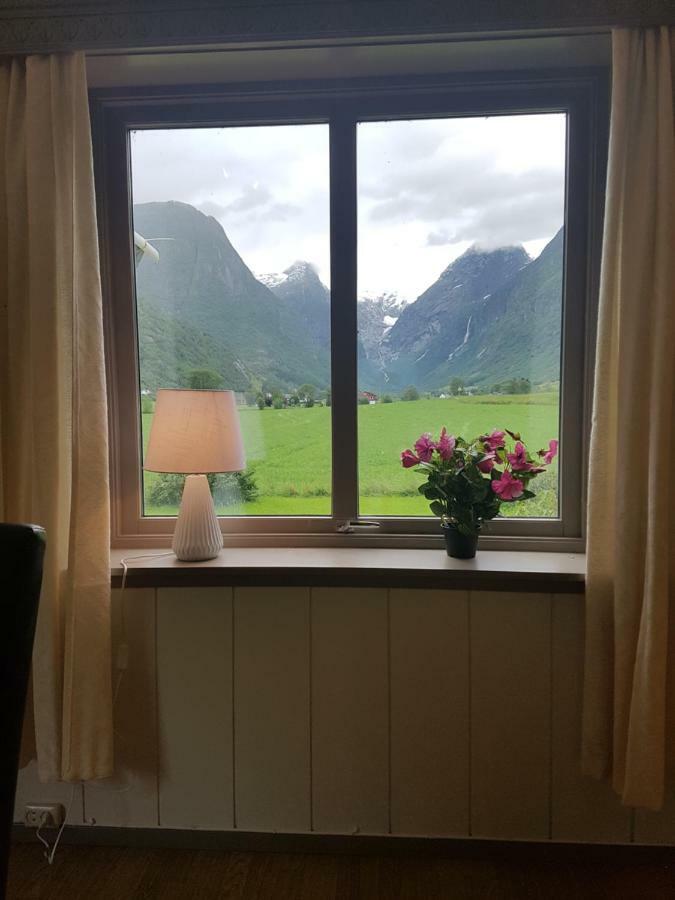 Briksdalsbre Glacier And Waterfall View المظهر الخارجي الصورة