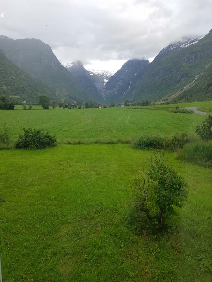 Briksdalsbre Glacier And Waterfall View المظهر الخارجي الصورة