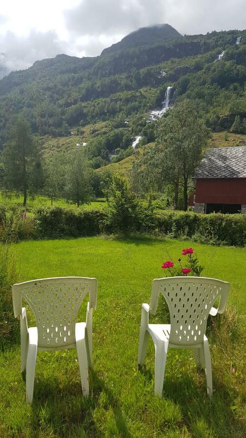 Briksdalsbre Glacier And Waterfall View المظهر الخارجي الصورة