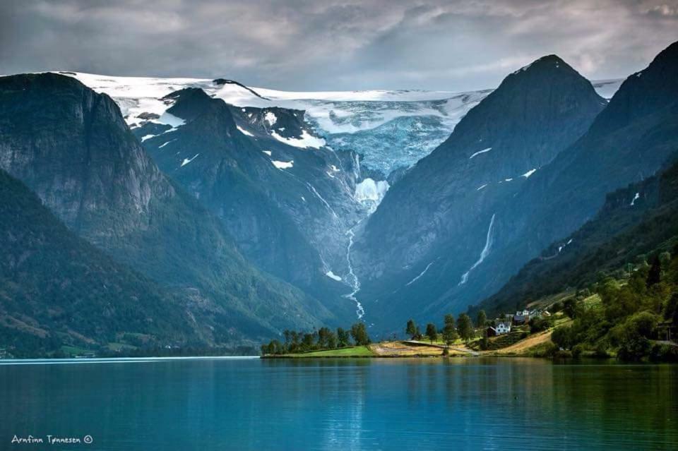 Briksdalsbre Glacier And Waterfall View المظهر الخارجي الصورة
