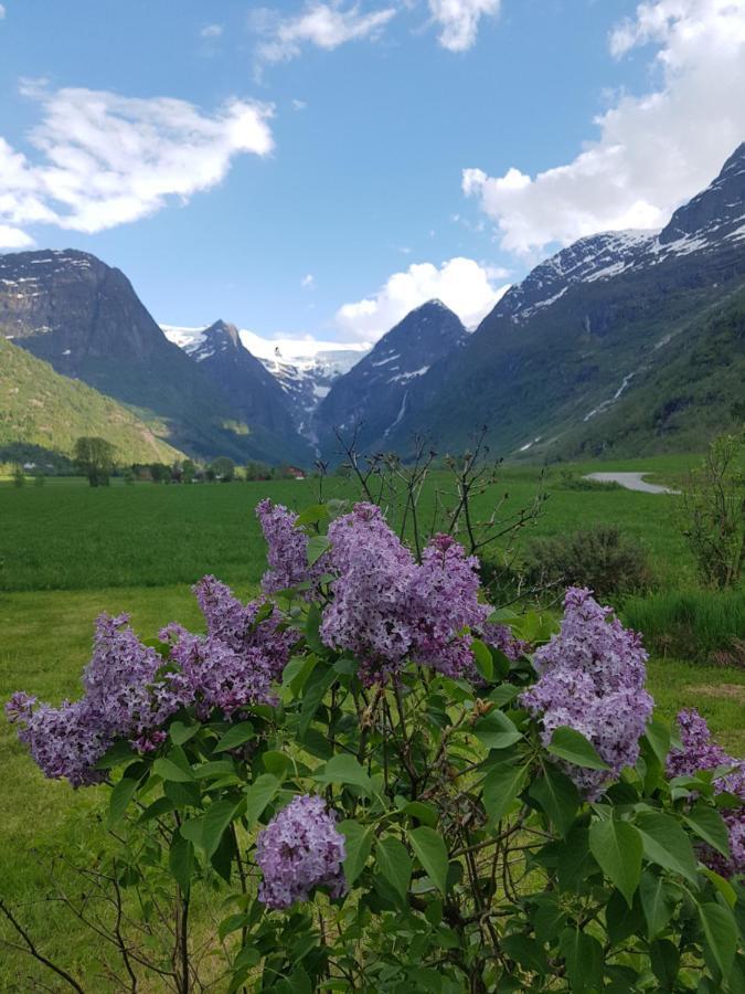 Briksdalsbre Glacier And Waterfall View المظهر الخارجي الصورة